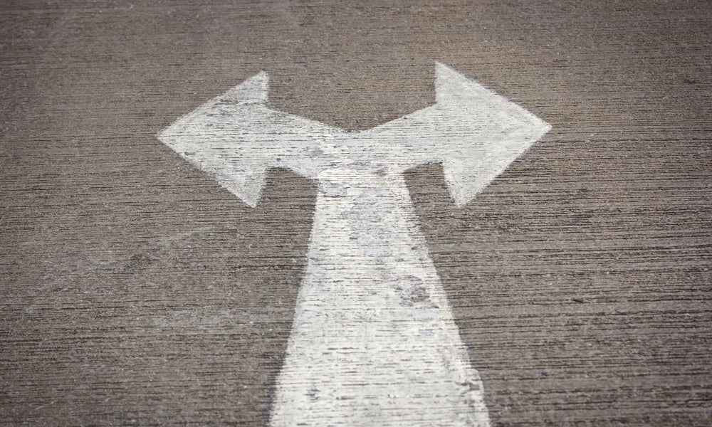 Kulturwandel wegweisende Veränderung für Unternehmen Pfeil in 2 Richtungen