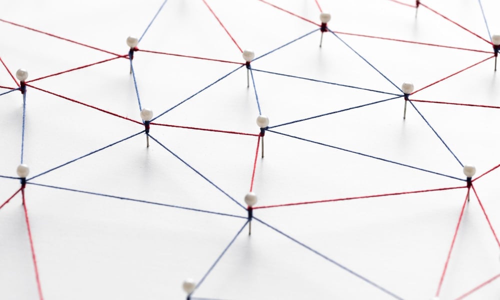 Restrukturierungen Netz mit Faden und Nagel